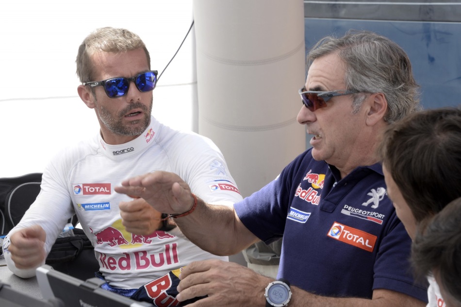Sainz y Loeb intercambian impresiones.