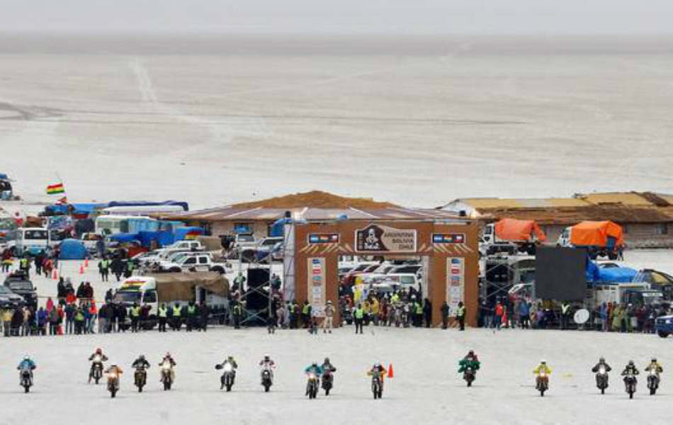 Las motos en la salida boliviaba del Salar de Uyuni.