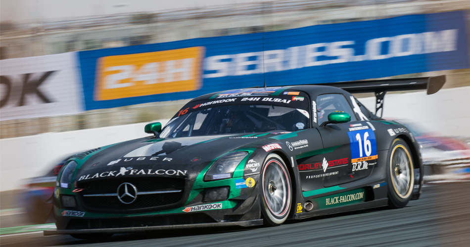 Los Mercedes-AMG del equipo Black Falcon tuvieron que retirarse a las primeras de cambio.