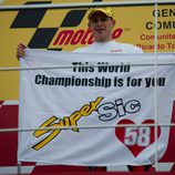 Stefan Bradl le dedica su título de Moto2 a Marco Simoncelli