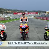 Los tres Campeones del Mundo 2011 sentados en sus motos
