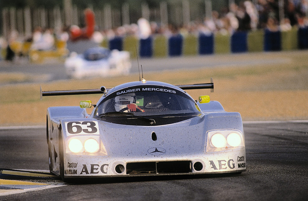 El Sauber-Mercedes C9 con los faros encendidos