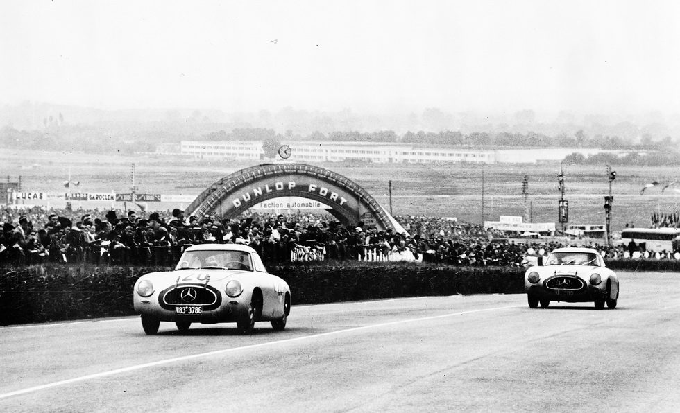 Los Mercedes-Benz número 20 y 22 entran en meta