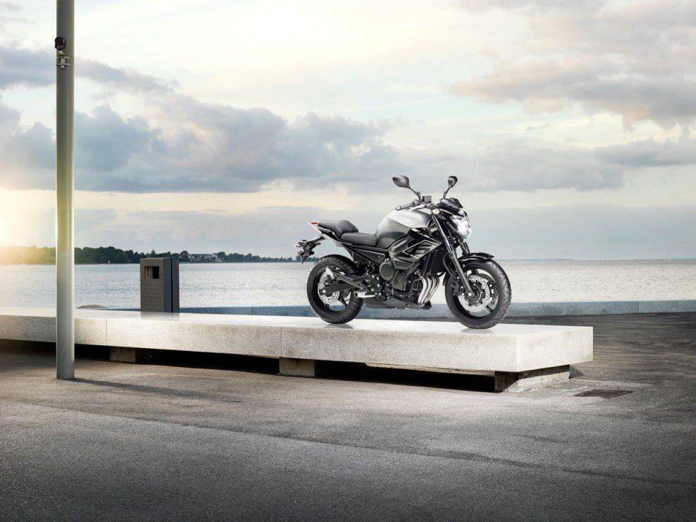 Yamaha XJ6 SP ante el mar