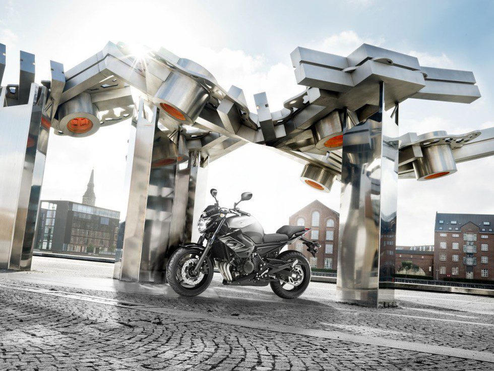Yamaha XJ6 SP en ciudad