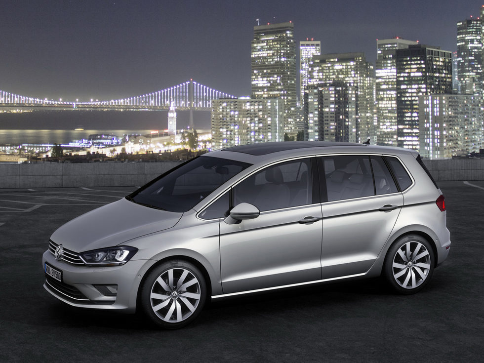 Volkswagen Golf Sportsvan en la noche