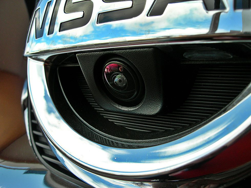 Nissan Qashqai detalle cámara del anagrama delantero