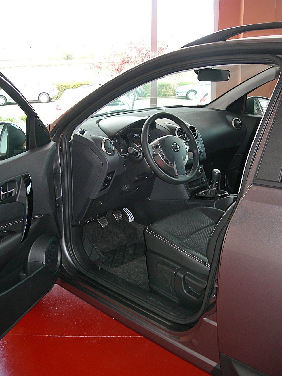 Nissan Qashqai detalle acceso interior lado conductor