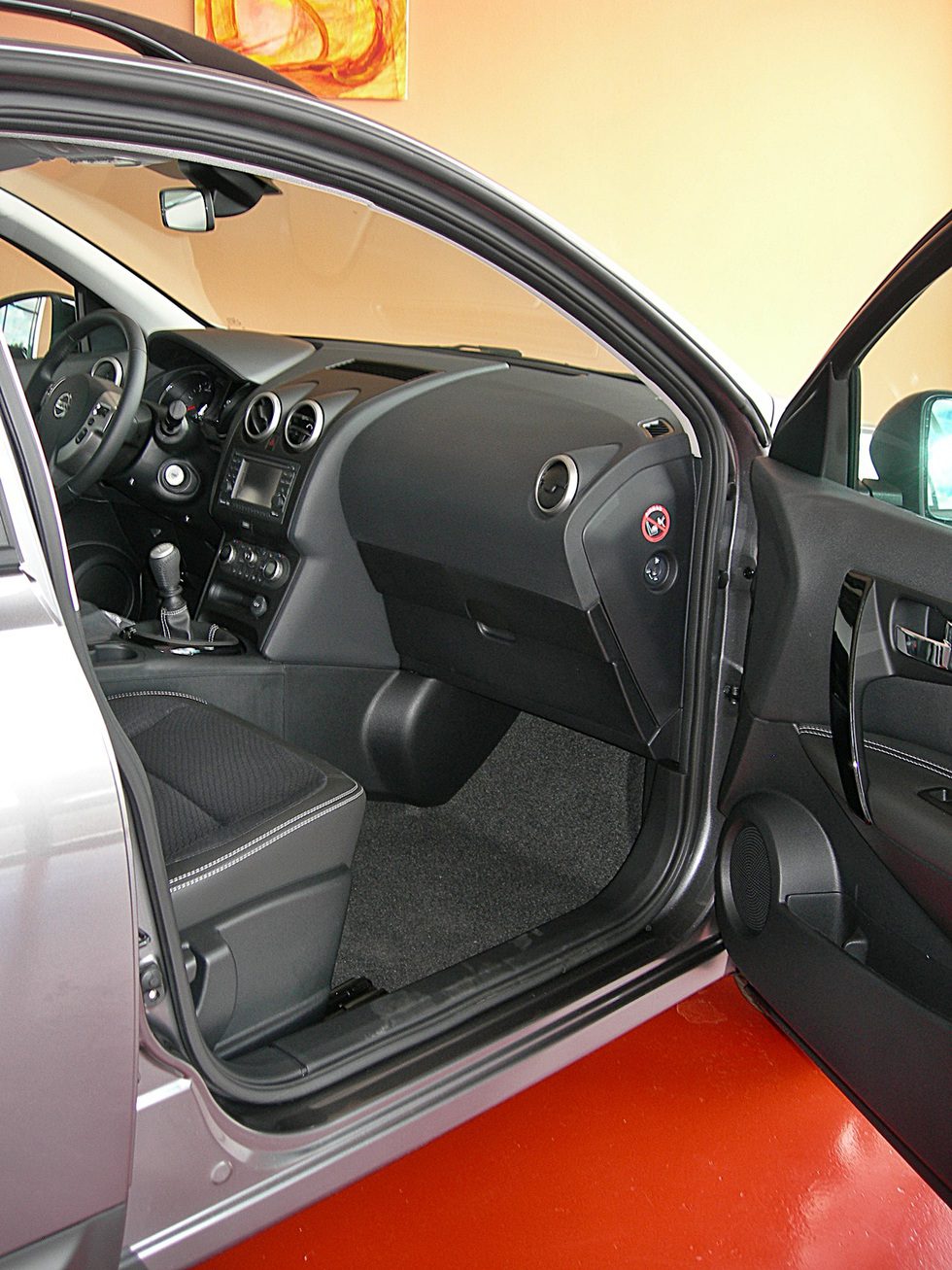 Nissan Qashqai detalle acceso interior lado pasajero