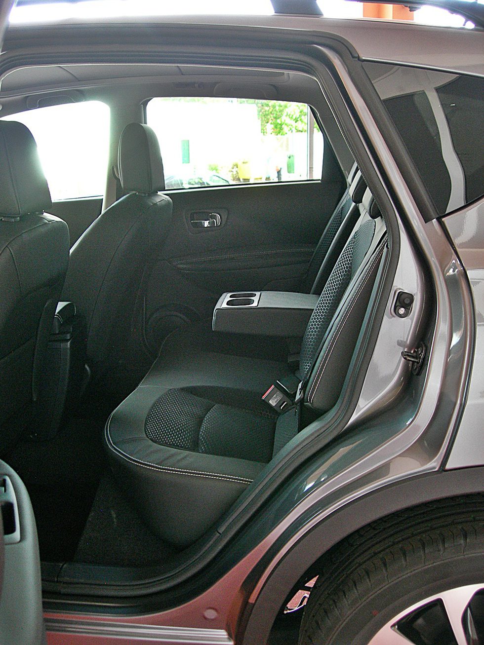 Nissan Qashqai detalle parte trasera con apoyabrazos