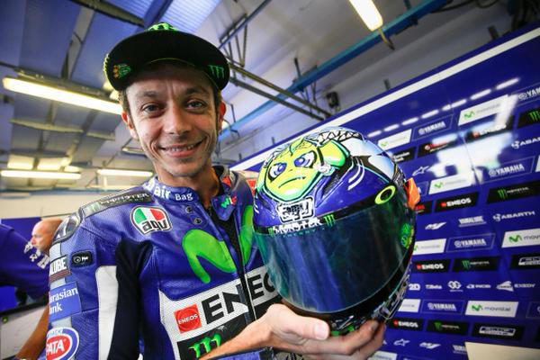 Valentino Rossi presenta su casco para Misano 2015
