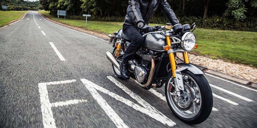 Triumph Thruxton 2016 - road