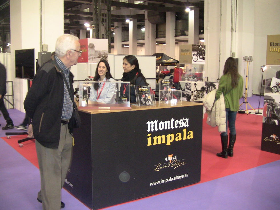 Stand Altaya en Autoretro Barcelona 2015 - Montesa Impala azafatas