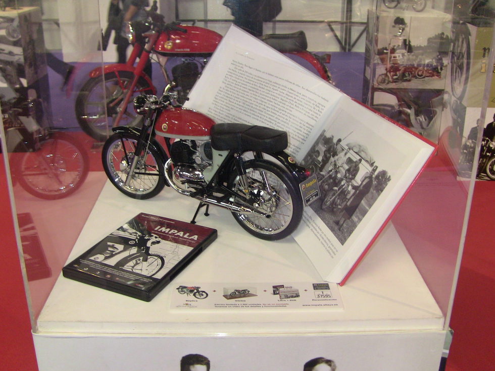 Stand Altaya en Autoretro Barcelona 2015 - Maqueta miniatura Montesa Impala