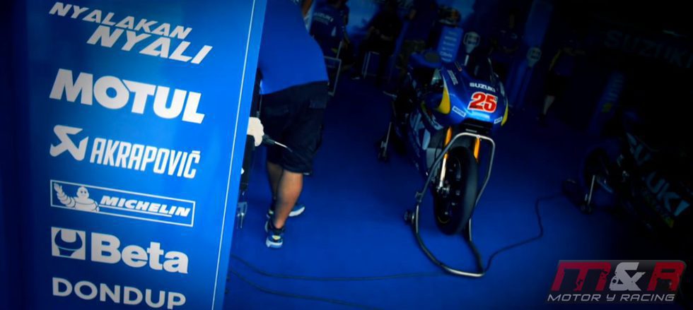 Suzuki GSX-RR en el box