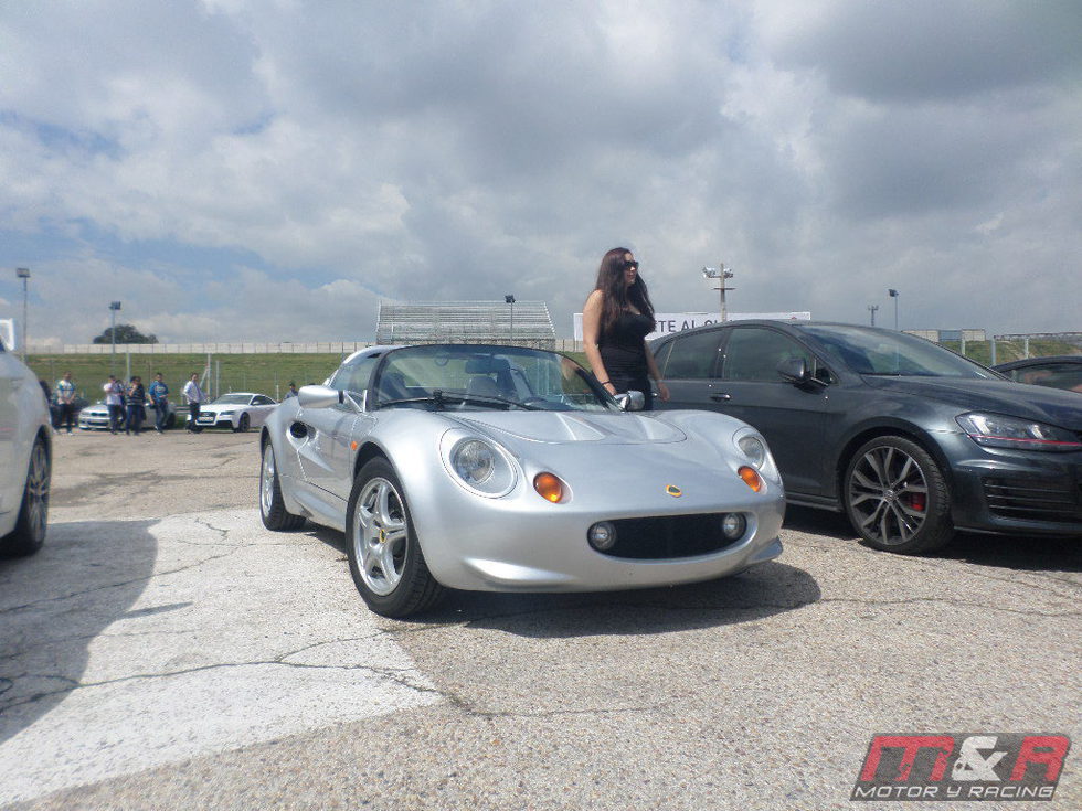 Elisa posando junto a su Elise