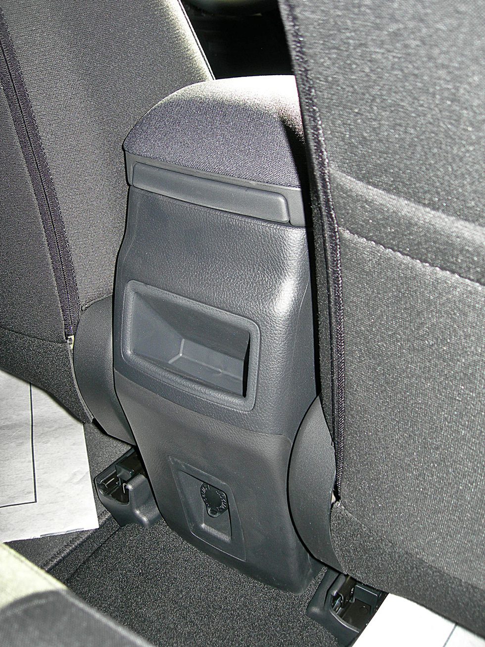 Toyota Auris Hybrid: Consola central desde atrás