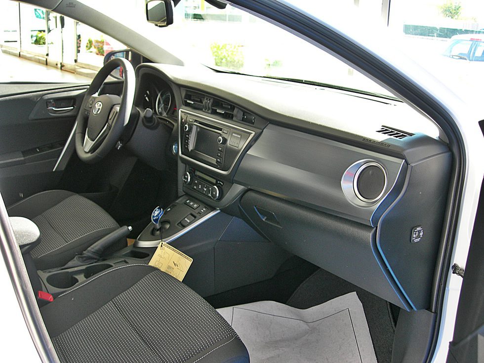 Toyota Auris Hybrid: Tablero de abordo desde el lado del acompañante
