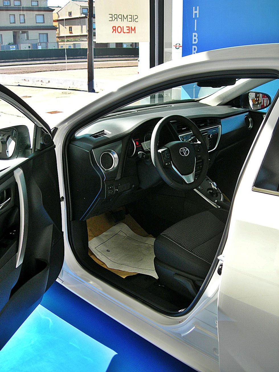 Toyota Auris Hybrid: Acceso lado conductor