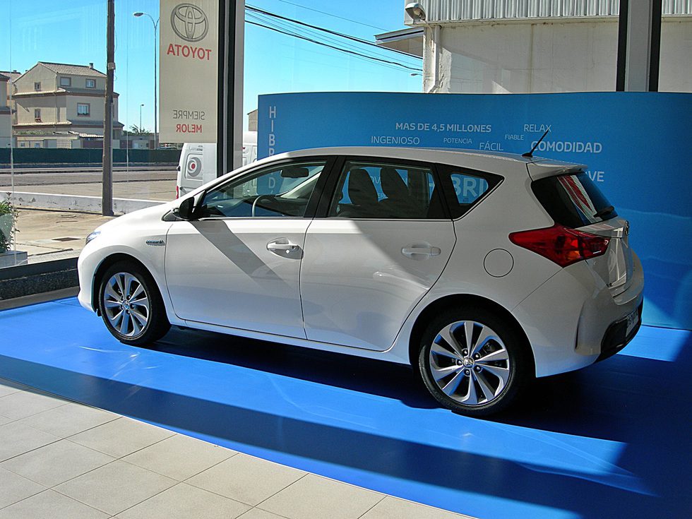 Toyota Auris Hybrid: Lateral
