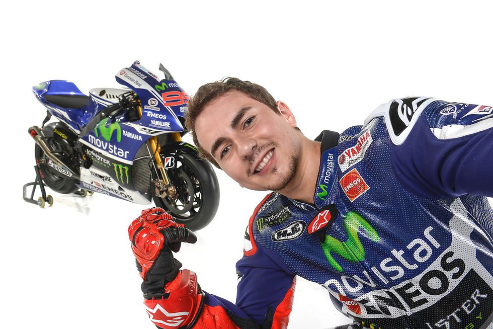 Jorge Lorenzo sonriente ante su montura