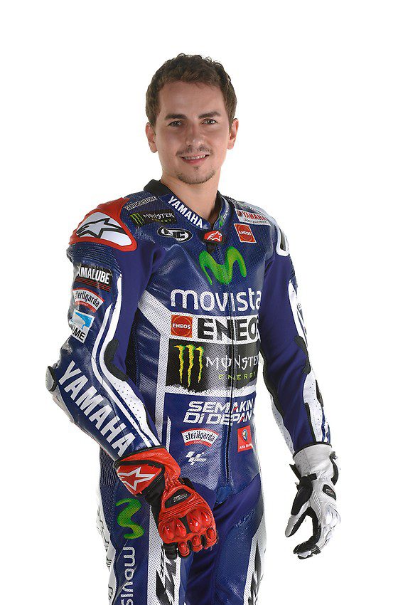 Jorge Lorenzo posa con el mono de Yamaha