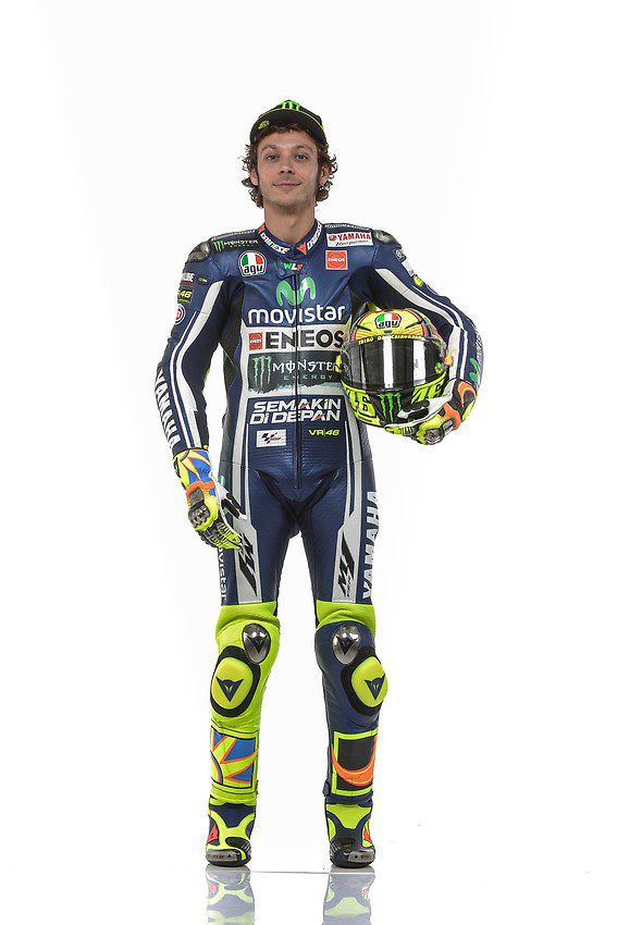 Valentino Rossi posa con el mono de Yamaha