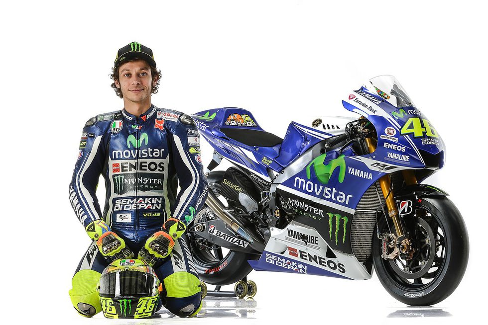 Valentino Rossi posa delante de la M1