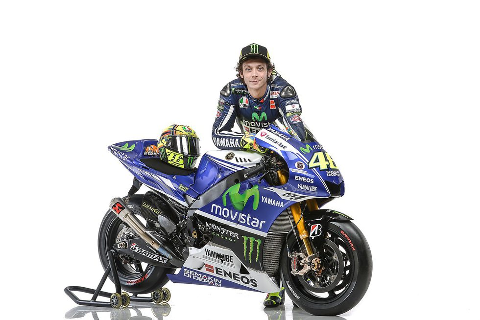 Valentino Rossi apoyado en la YZR-M1