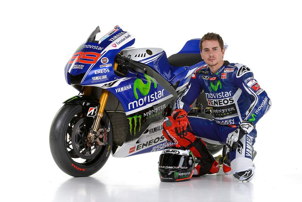 Jorge Lorenzo posa delante de la M1