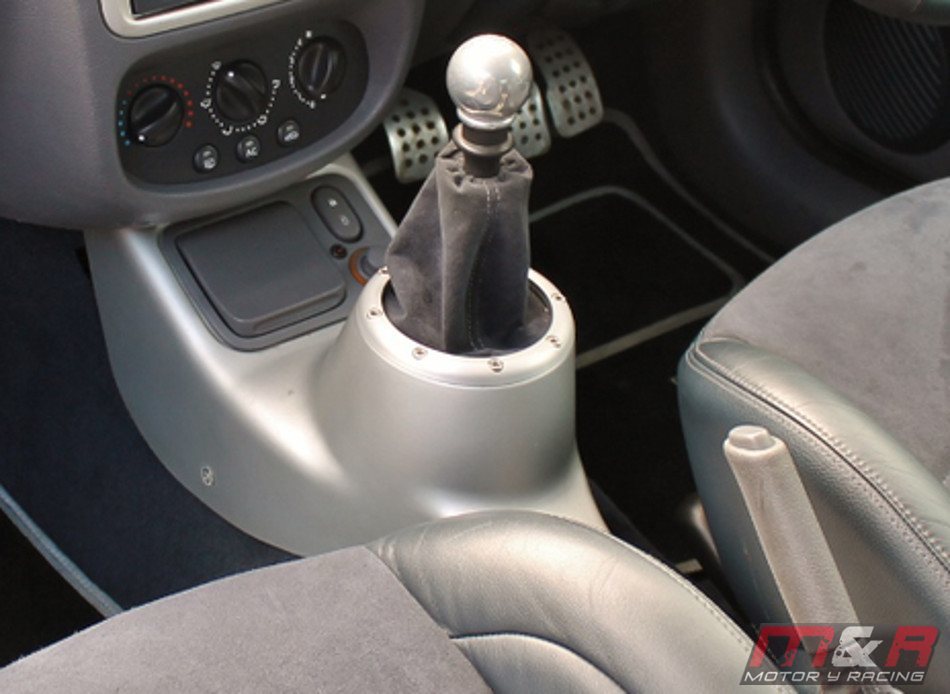 Renault Clio Mk2 con motor V6 y tracción trasera