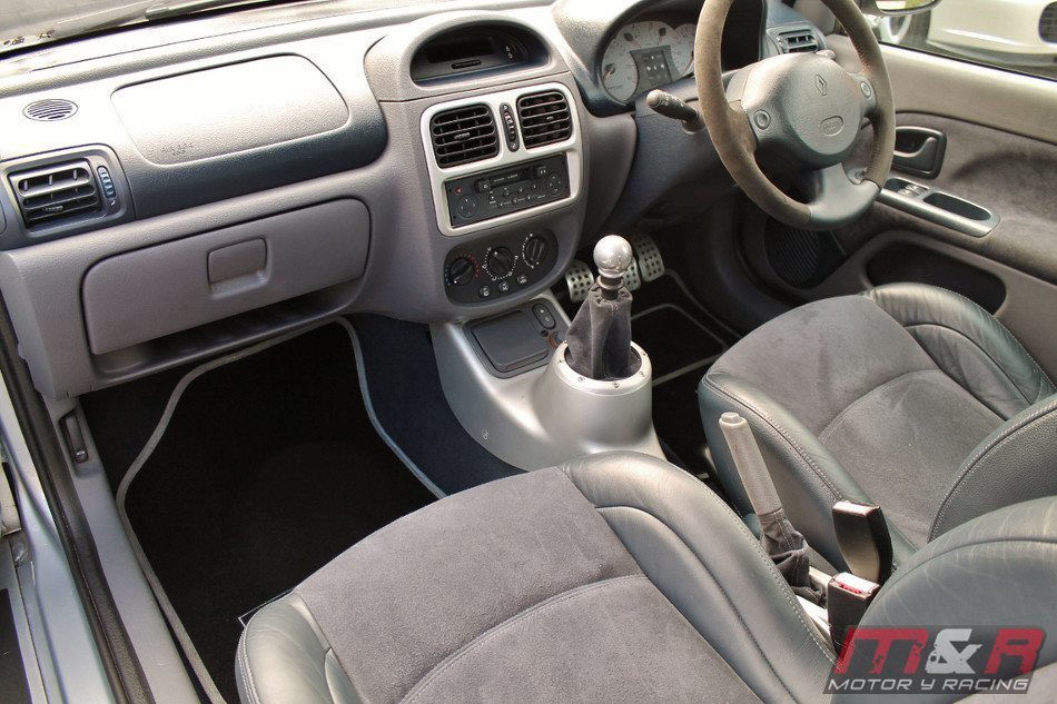 Renault Clio Mk2 con motor V6 y tracción trasera