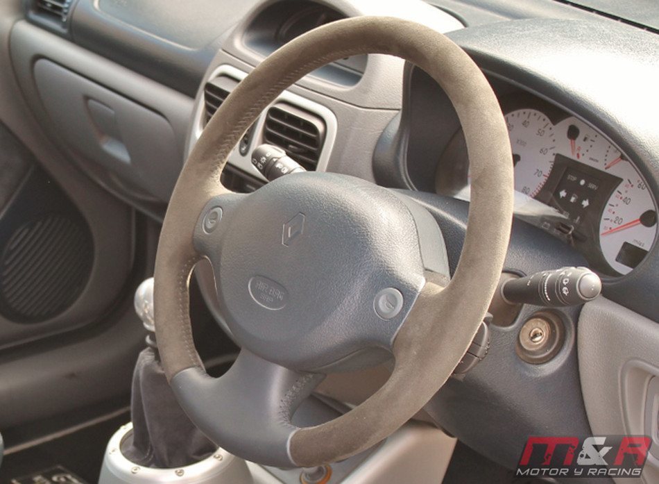 Renault Clio Mk2 con motor V6 y tracción trasera