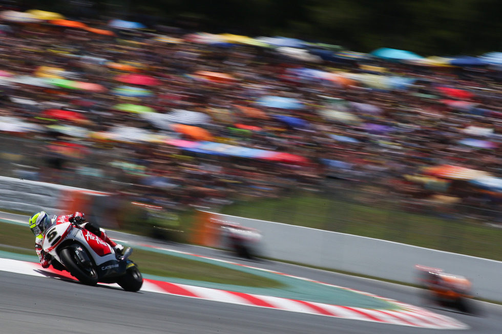 Johann Zarco negociando la curva 8 durante la carrera
