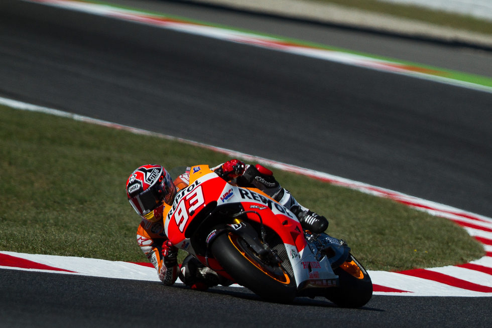 Con el codo en el suelo, Márquez iba a por la victoria