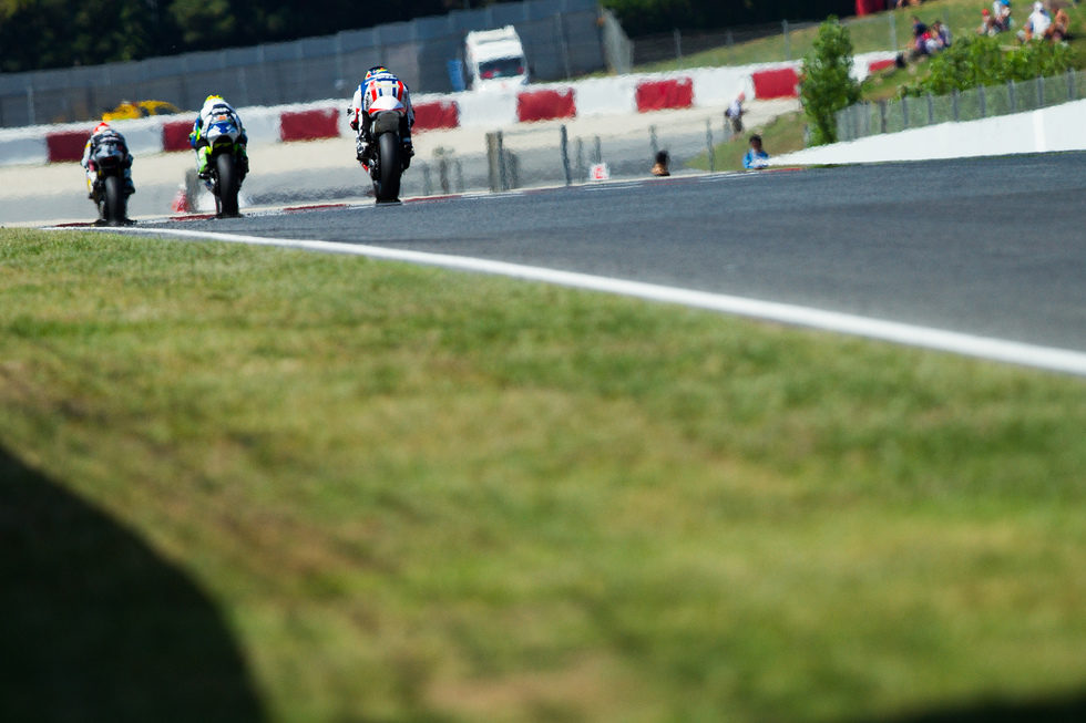 Pilotos de Moto 2 en fila india