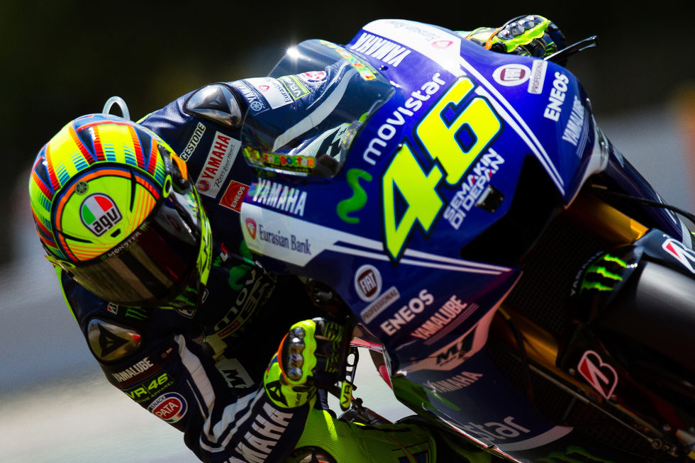 Primer plano de Valentino Rossi en acción