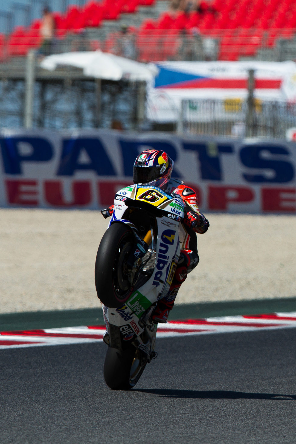 Bradl pone la Honda a una rueda