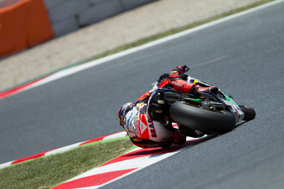 Stefan Bradl rozando los pianos