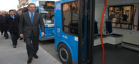 Gallardón delante de un autobús movido por gas