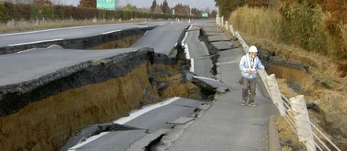  Carretera destrozada por el terremoto en Japón
