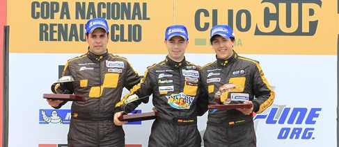 Podium con De Los Milagros en el centro