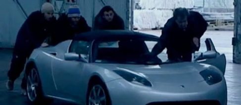 Clarkson empujando el Tesla Roadster