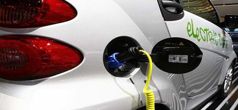 Coche eléctrico cargando