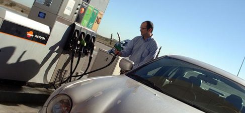 Conductor repostando en una gasolinera