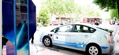 Nissan eléctrico recargándose