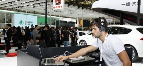 Alguersuari en el stand de SEAT