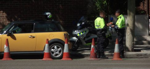 Agentes de movilidad denunciando