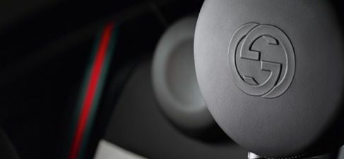 Detalle del cabecero del asiento interior del Fiat 500 con el logotipo Gucci