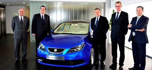 El presidente de SEAT y el conseller de Empresa posan tras la reuinión